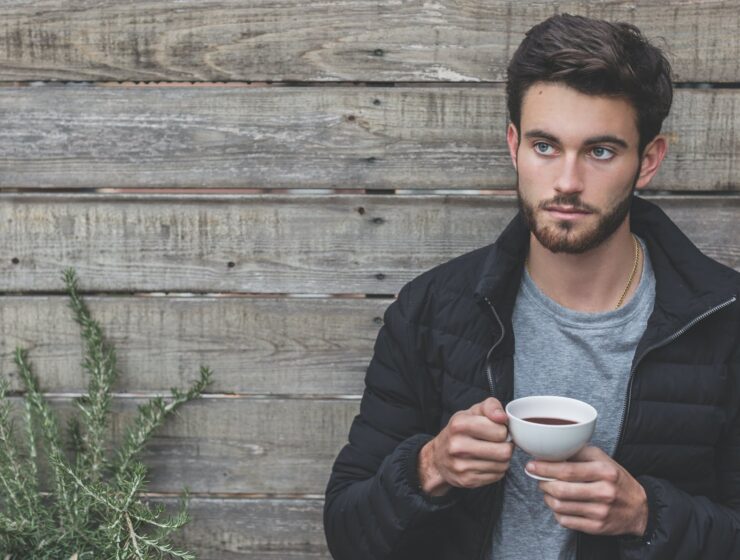 Muškarac, adult beard black jacket cup