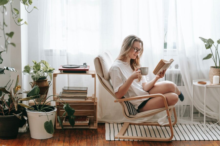 Cjeloživotno učenje Tko si, u okrilju svoja četiri zida, ispunjena svojim slatkitko si ti, smiling woman with hot drink reading book at home