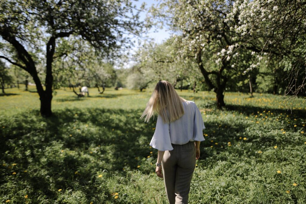 Težina riječi

Zagrebi ispod površine, woman standing near the tree