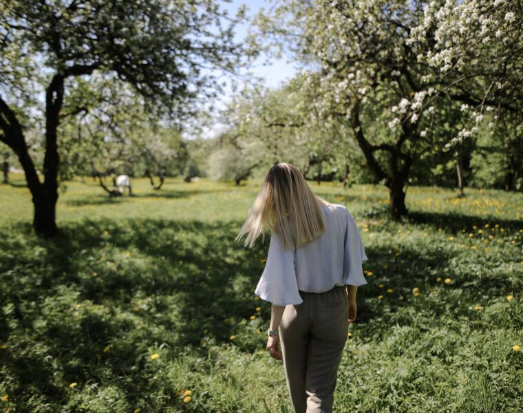 Znakovi s anđeoskom dušom Zagrebi ispod površine, woman standing near the tree