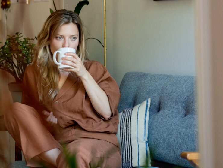 život koji sanjam Tajna sreće Emotivna ranjivost Težina riječi, a woman drinking on a ceramic mug while sitting on the couch