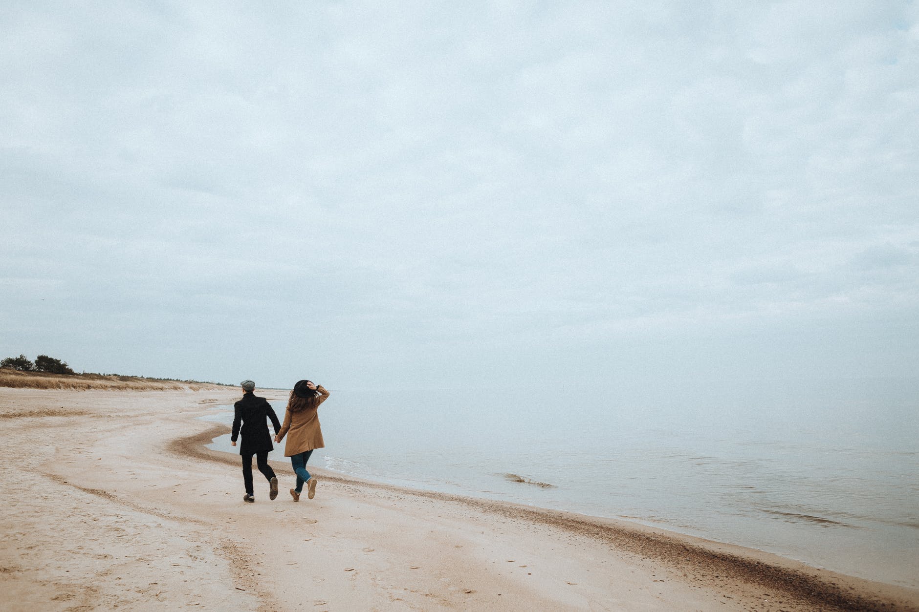 Posljednji zagrljaj

a women and a man walking on beach