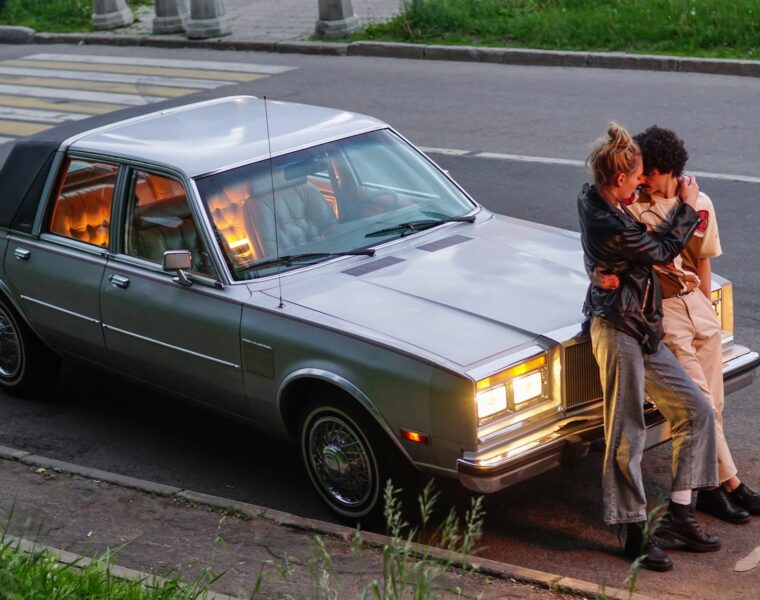 Ljubav im se smiješi Posljednji zagrljaj, couple leaning on car parked on roadside