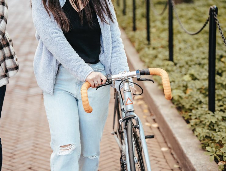 Tjedni horoskop od 21. do 27. veljače, woman with bicycle walking with friend in park