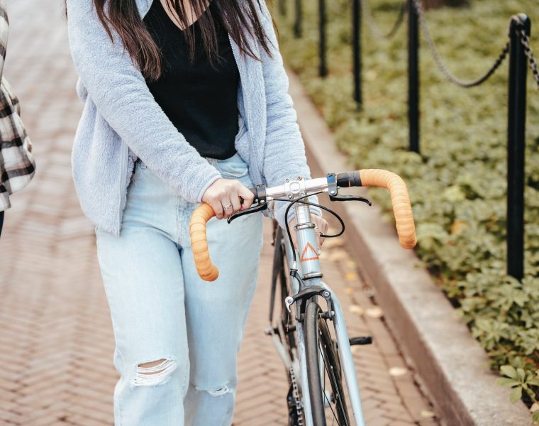 Tjedni horoskop od 21. do 27. veljače, woman with bicycle walking with friend in park