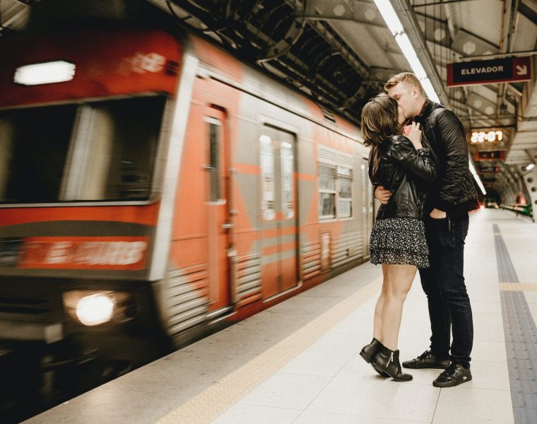 Ljubavi koje žive između kolodvora, kissing couple beside running train in subway
