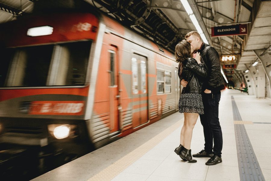 Ljubavi koje žive između kolodvora, kissing couple beside running train in subway