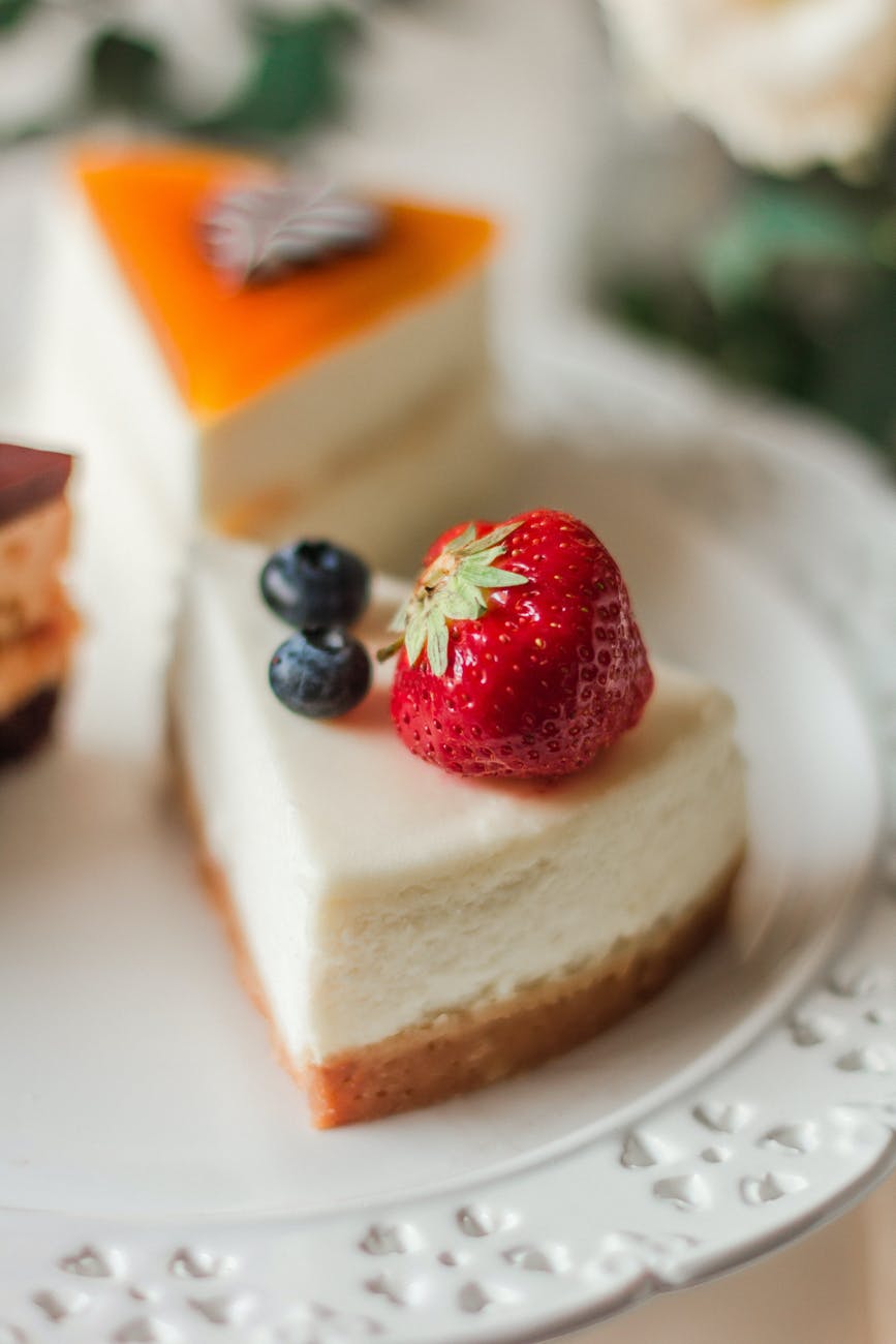 zdravi proljetni cheesecake

piece of cake with berries