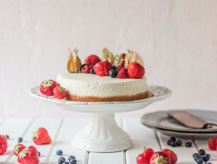 zdravi proljetni cheesecake, cheesecake with fresh berries placed on cake dish