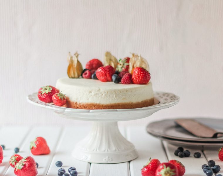 zdravi proljetni cheesecake, cheesecake with fresh berries placed on cake dish