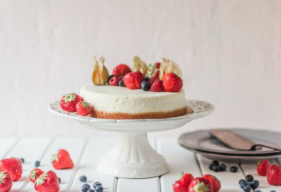zdravi proljetni cheesecake, cheesecake with fresh berries placed on cake dish