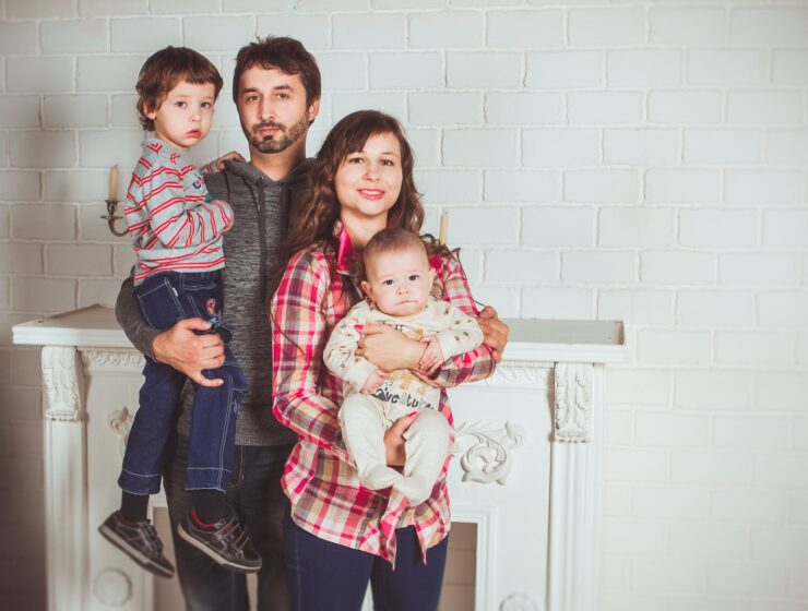 Treba li svatko imati djecu, standing family near fireplace