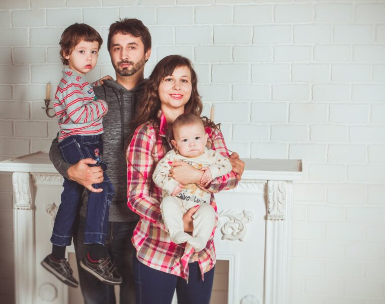 Treba li svatko imati djecu, standing family near fireplace