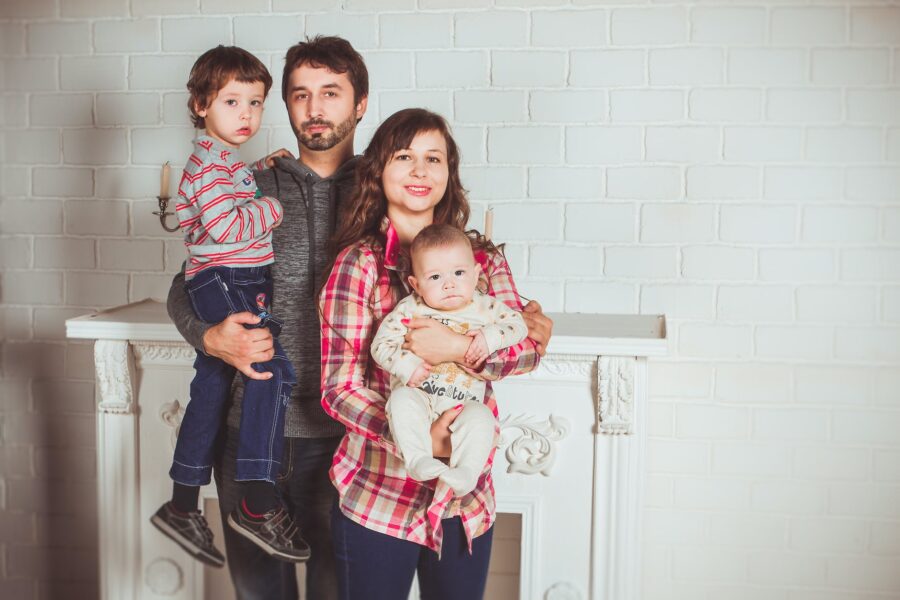 Treba li svatko imati djecu, standing family near fireplace