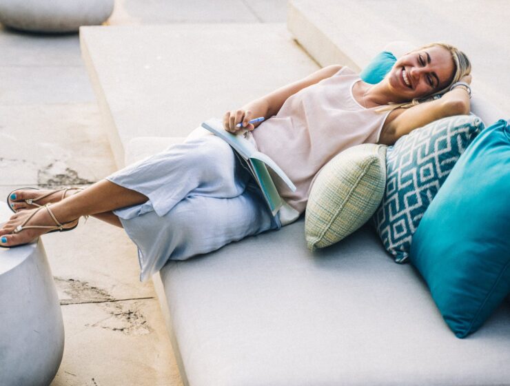 Skandinavci, a woman lying down on a gray couch