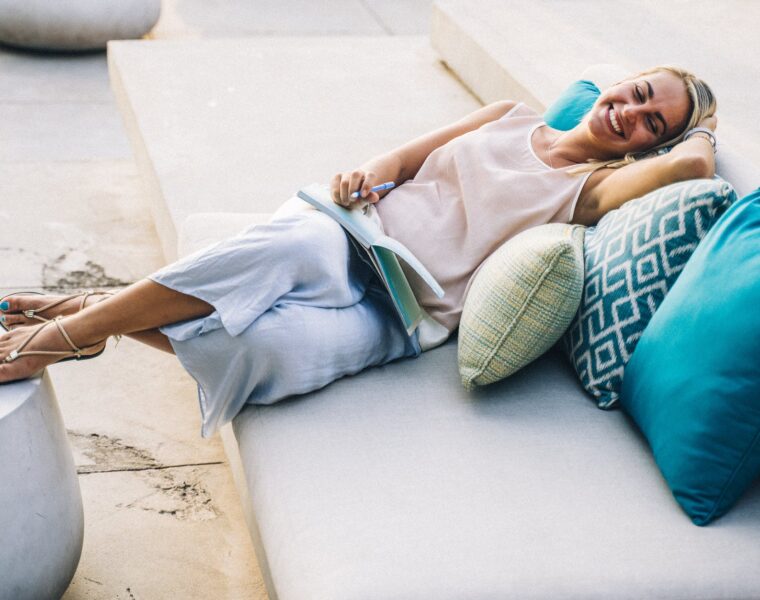 Skandinavci, a woman lying down on a gray couch