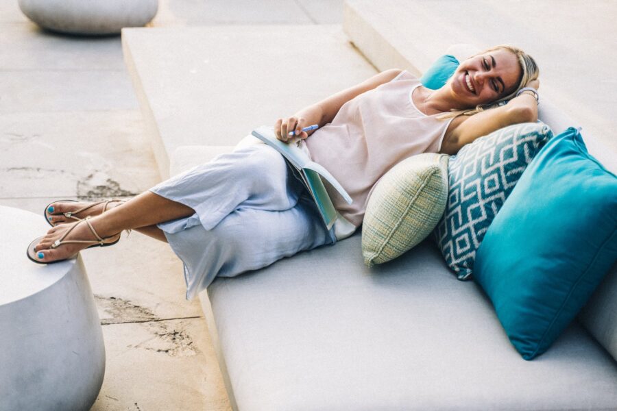 Skandinavci, a woman lying down on a gray couch