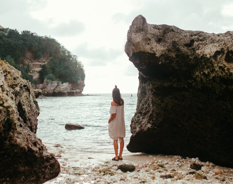 razlozi ostanka u lošim odnosima, woman in white dress standing near rock formation