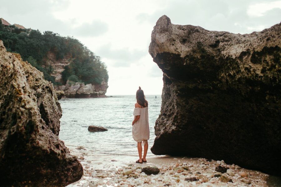 razlozi ostanka u lošim odnosima, woman in white dress standing near rock formation