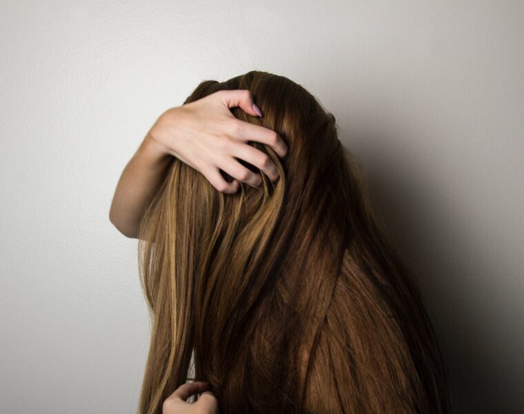 Zbogom sijeda koso, photo of woman covering face with her hair