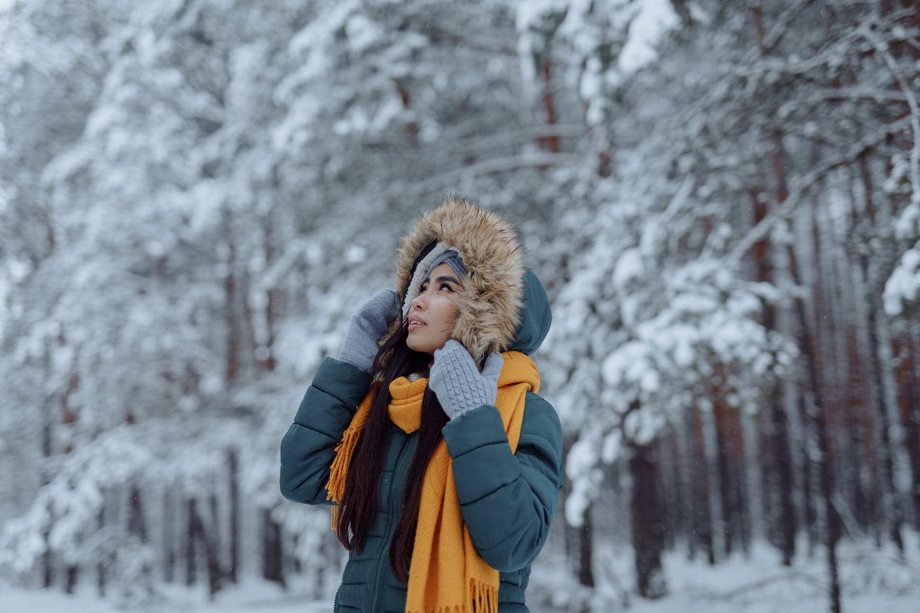 Blagoslovi Snažne žene će radije ostati same, woman in blue jacket and brown parka coat standing on snow covered ground