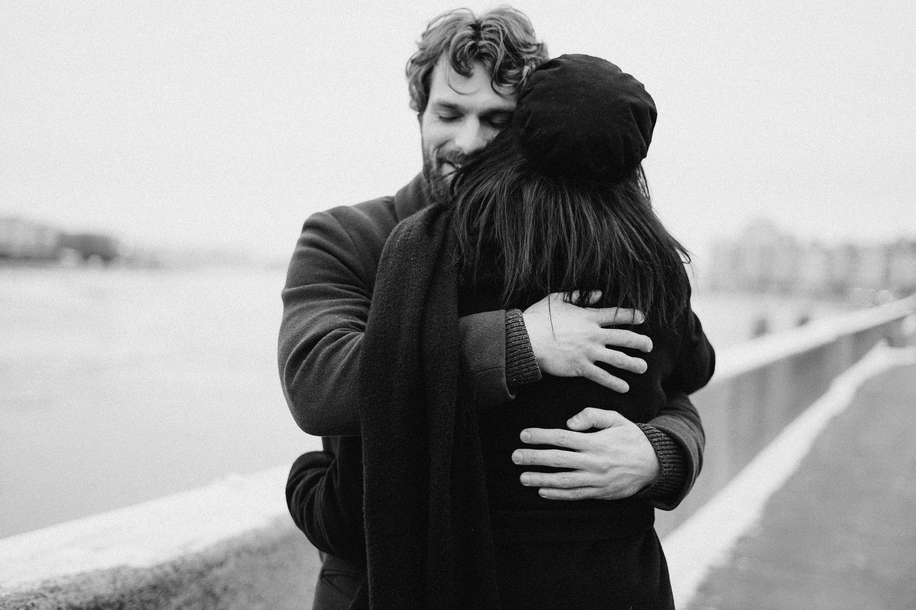 Mjesečni ljubavni horoskop za studeni man and woman hugging on bay view