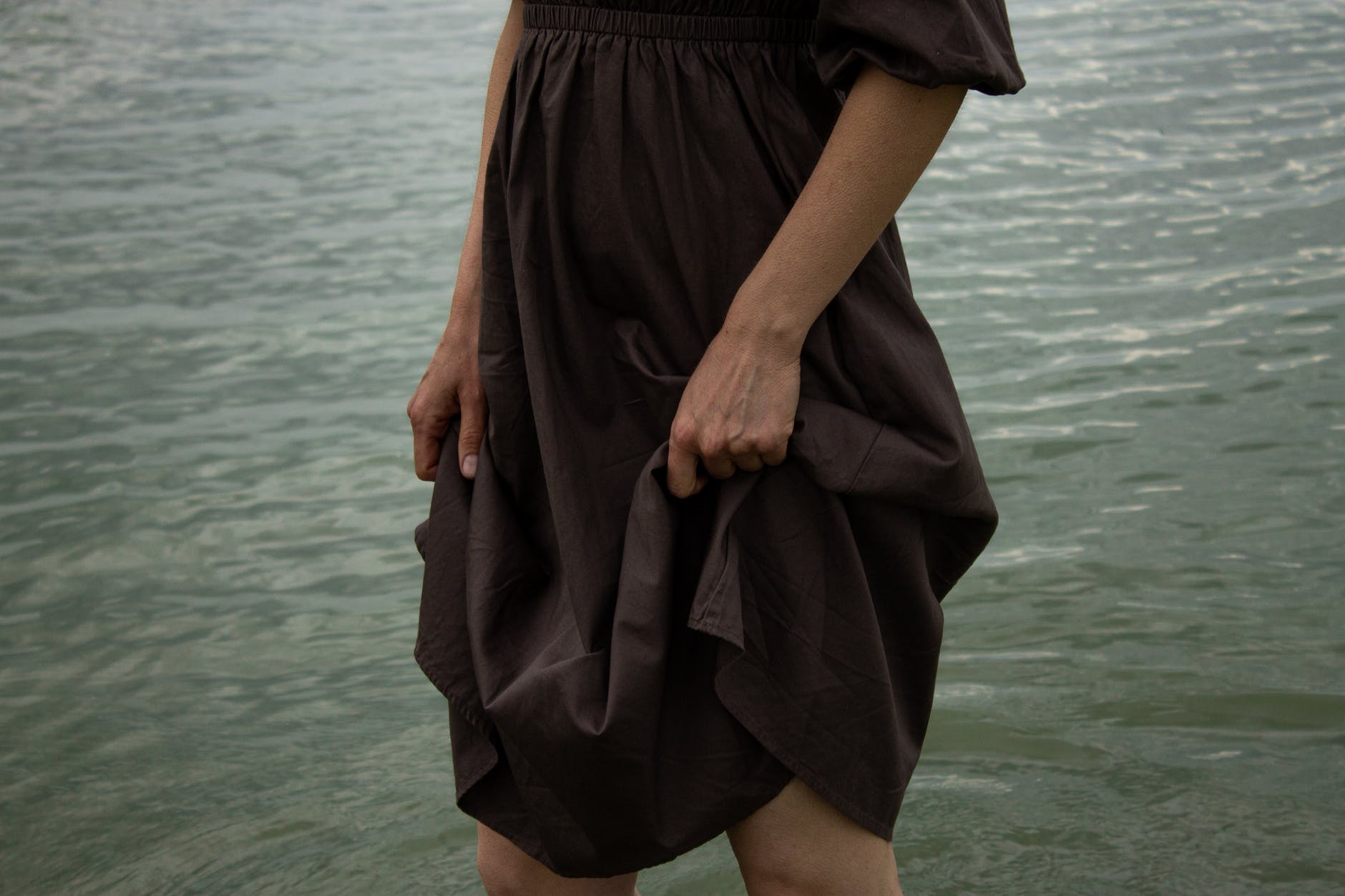 borba za krive ljude, woman standing in rippling water of river