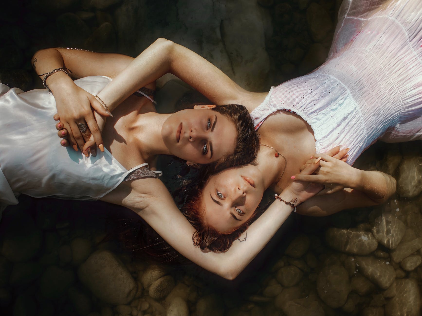 Koja je i kakva ta famozna 'ispravna ljubav' ?, calm female couple lying in water