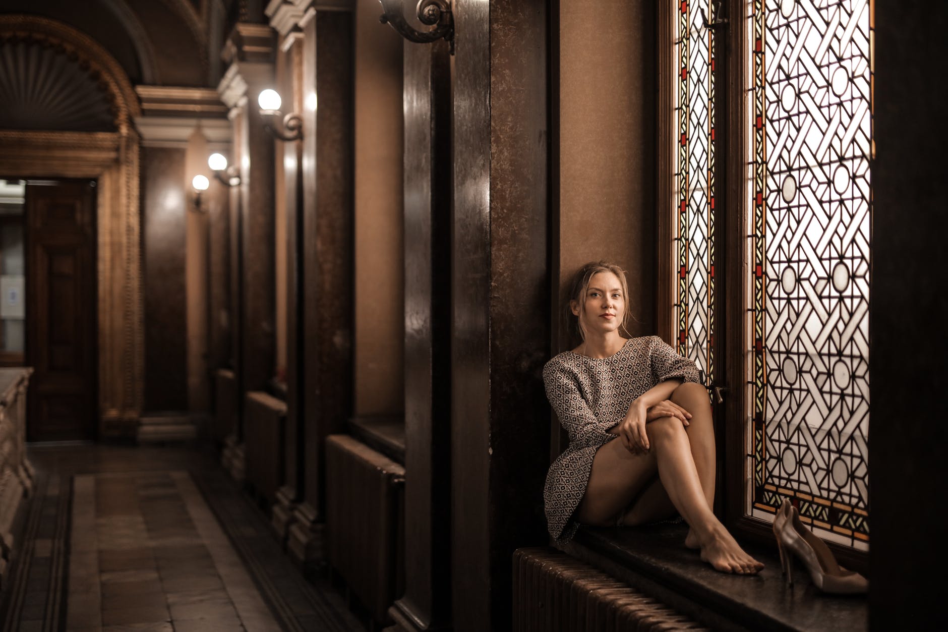 biram biti slobodna, Mudrosti o istinskoj ljubavi, young lady sitting on window sill in hall
