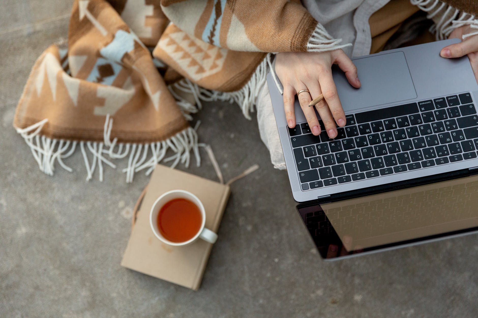 Rad na sebi – rad protiv sebe , crop unrecognizable freelancer typing on laptop during tea break