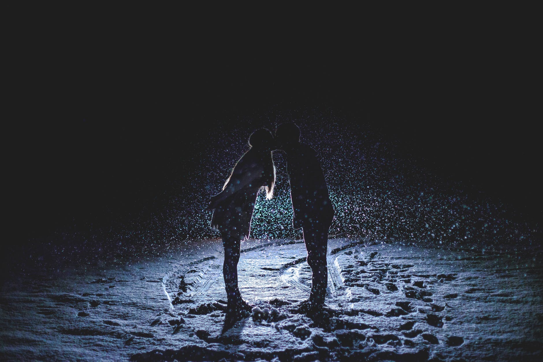 Od privrženosti do ovisnosti, couple footprints kiss kissing