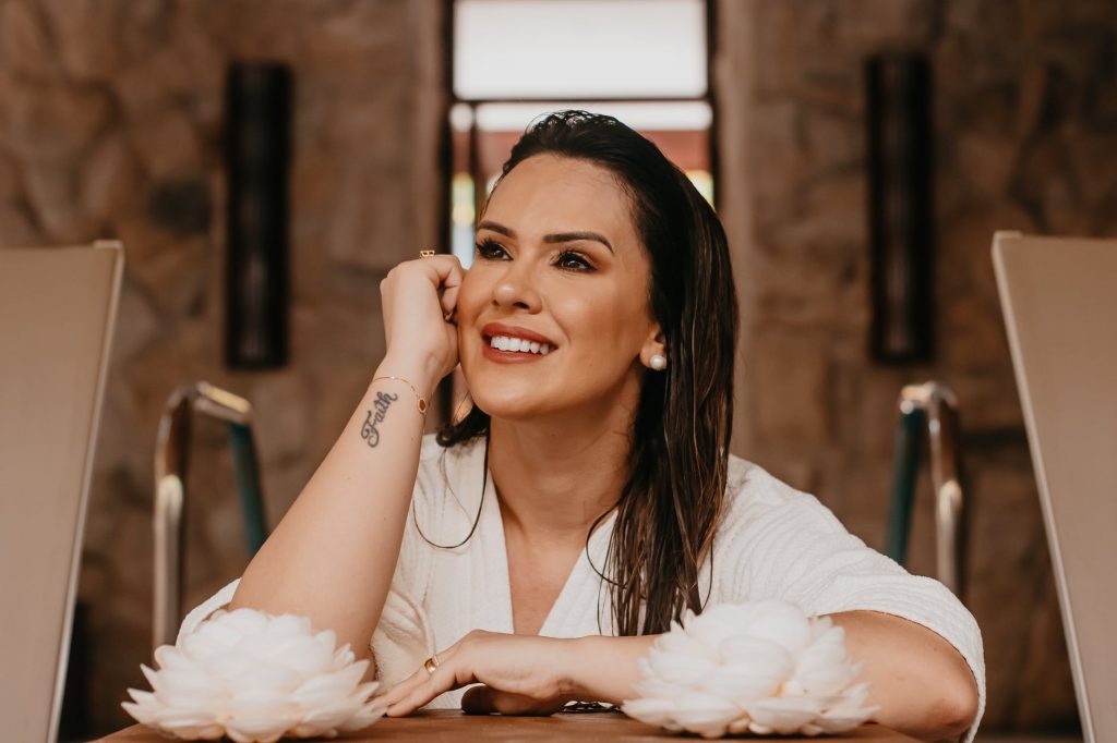 ključni sastojak sreće

Jesi li danas živjela, vladavina Vage donosi obilje, za njih, happy tattooed woman in bathrobe at table with decorative flowers
