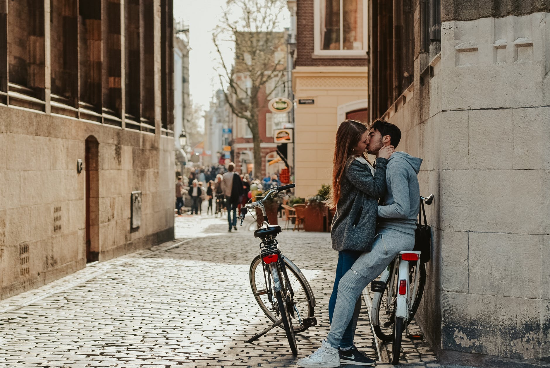 Postoji recept za ljubav, Smiješi im se ljubav u lipnju, Zadržati sebe, romantic couple with bicycles kissing on old street