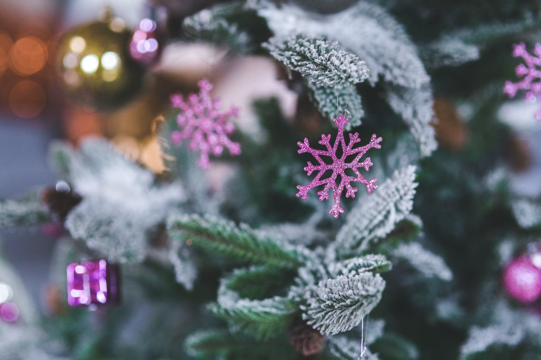Živimo u vremenu velikih suprotnosti, pink snowflake christmas tree decoration