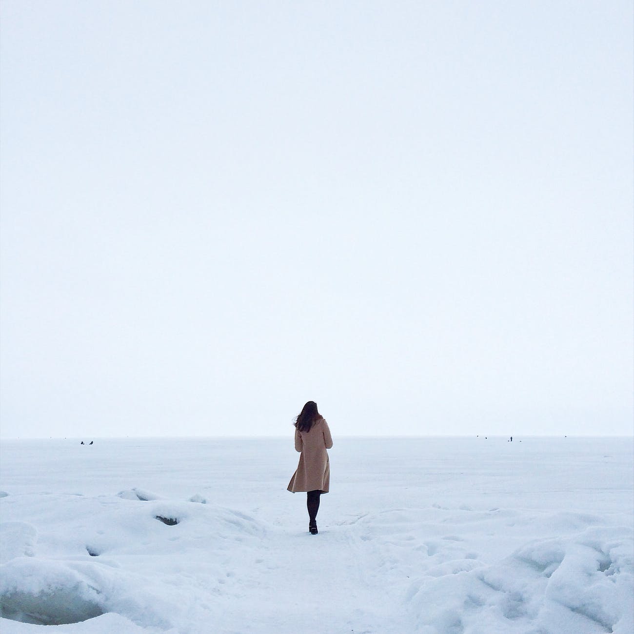 Otpustite one koji su vas slomili Ženski horoskop, woman in brown coat on snow