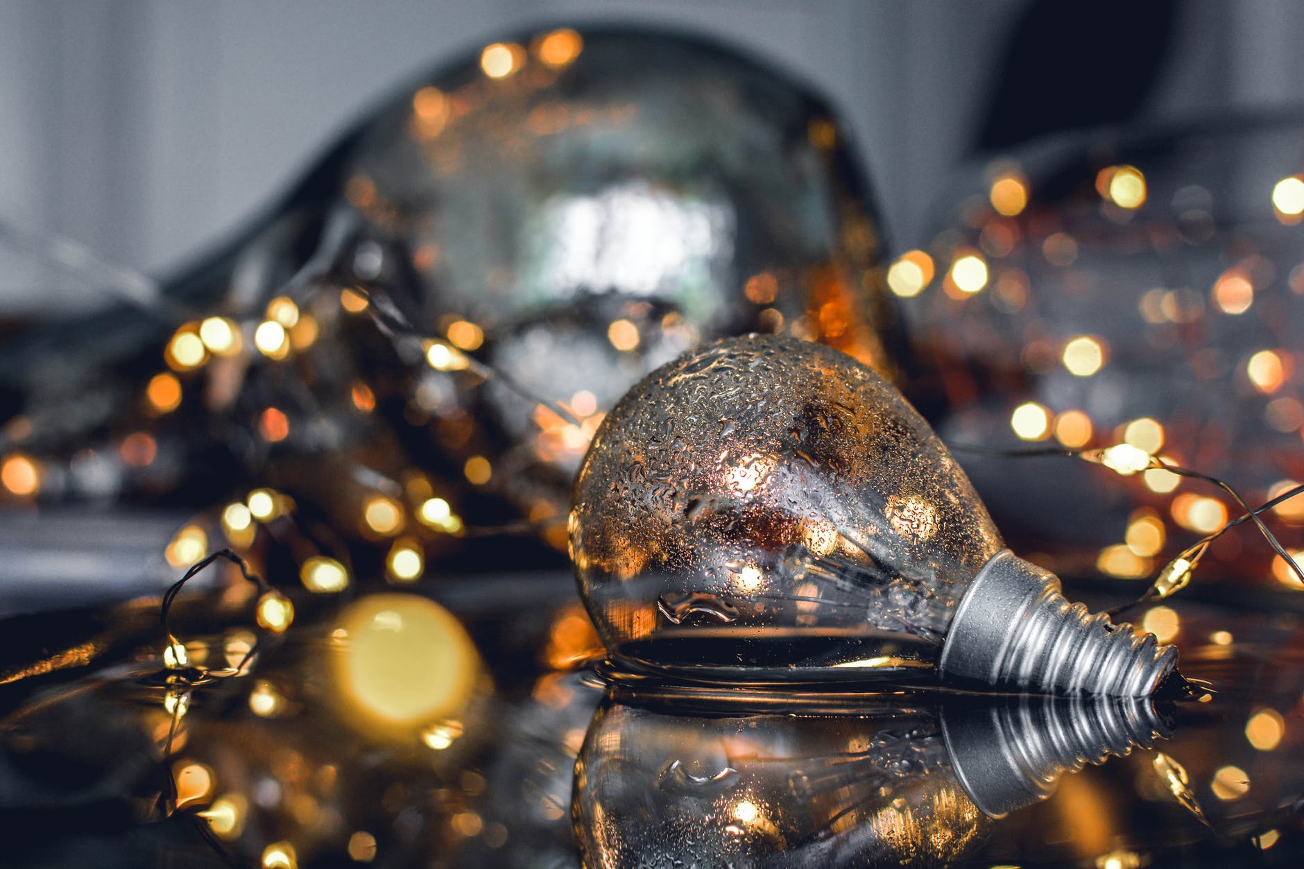 Horoskop po danima u tjednu od 14. do 20. prosinca, close up photography of bulb on water