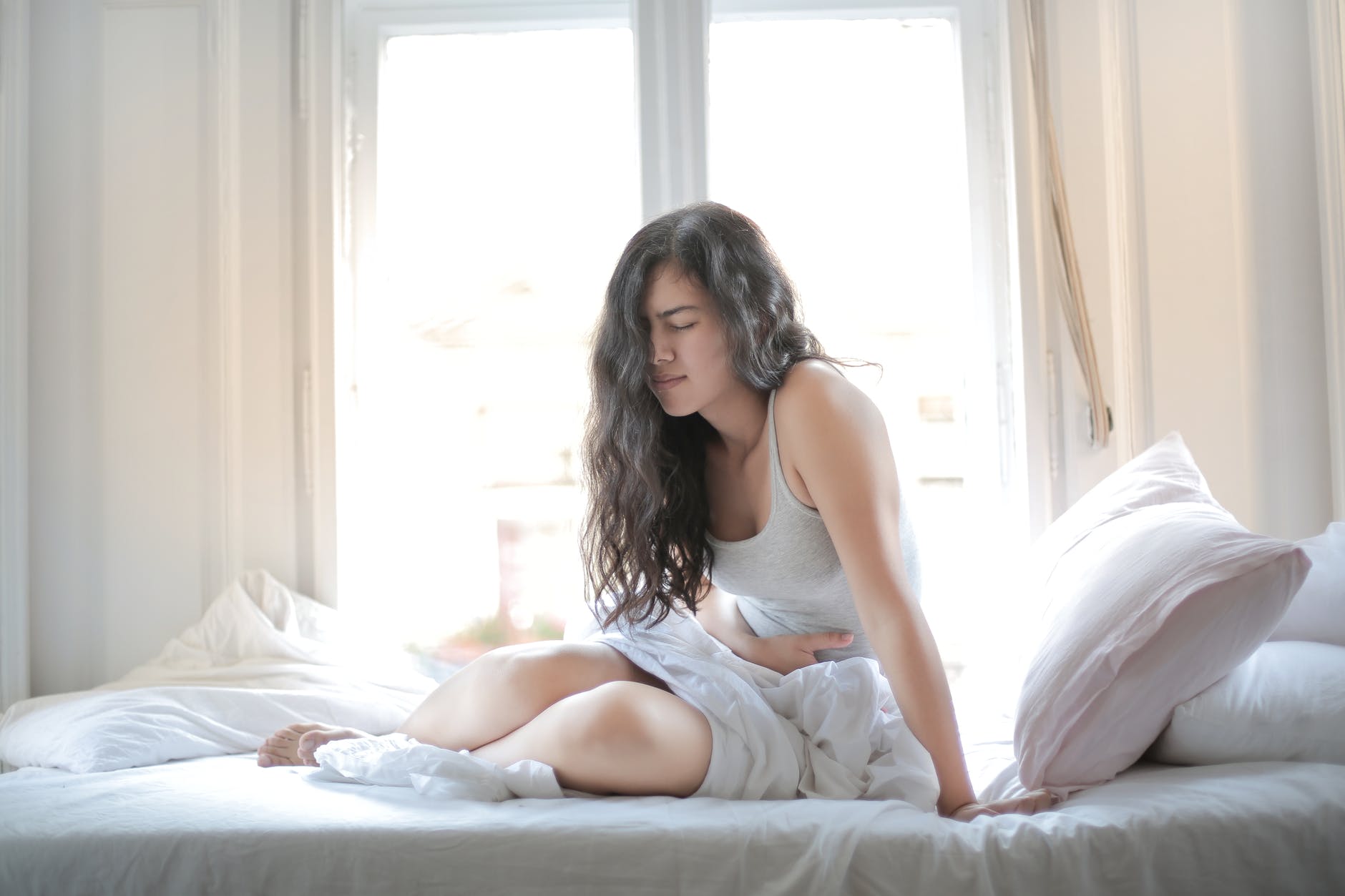 Paraziti u nama: Simptomi i upute kako očistiti organizam, woman in gray tank top while sitting on bed