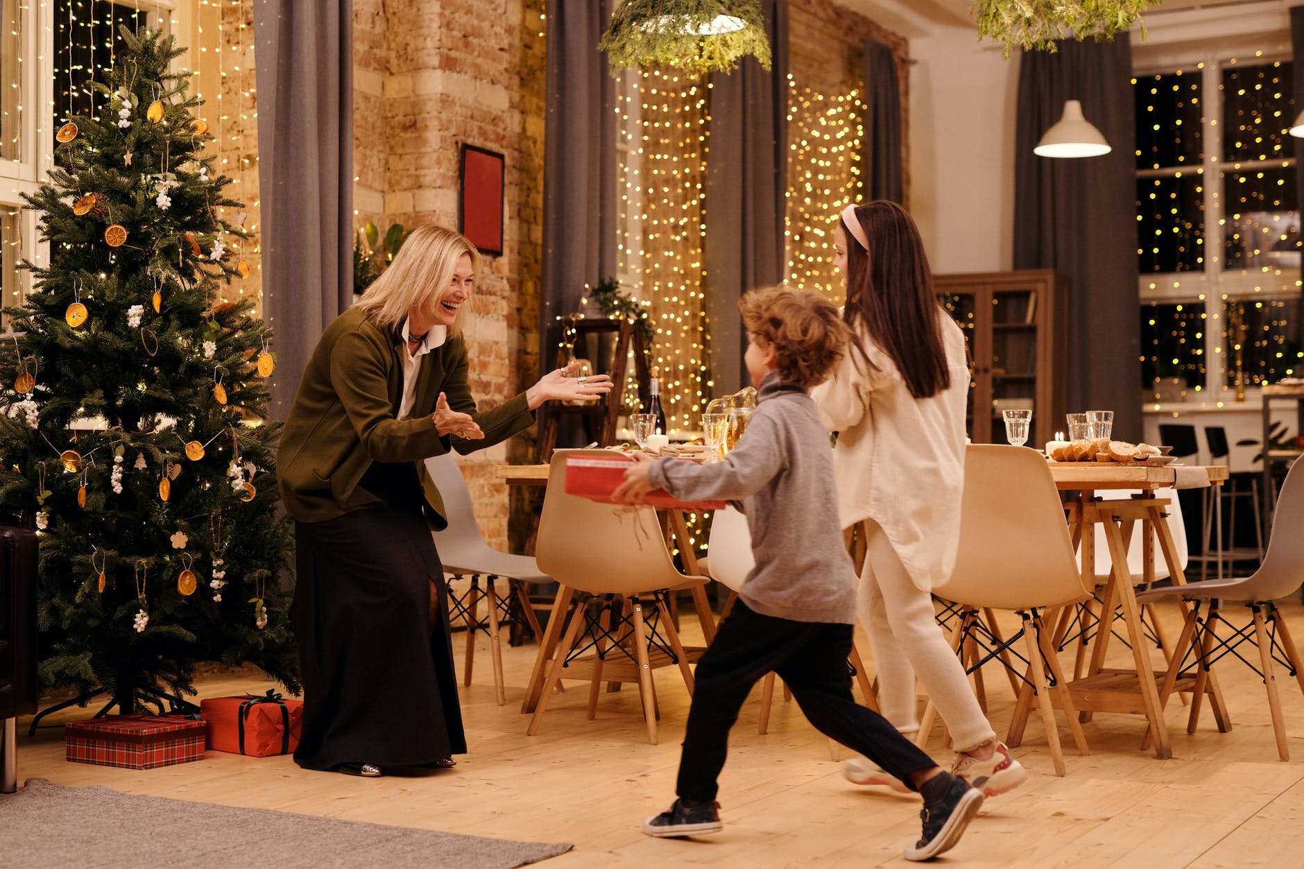 Bolesna vremena i smisao Božića, two kids giving gifts to their mother