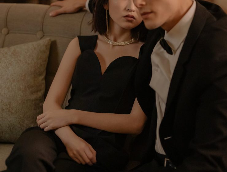 Nevidljiva udaljenost Svi mi imamo nekog koga više nemamo, couple sitting on the couch