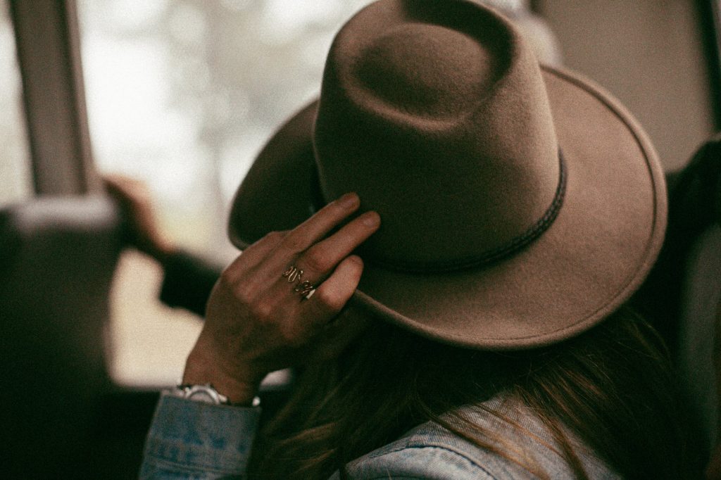 Tjedni horoskop: Sreća prati Lavove, Vodenjake i Blizance, E da mi je ova pamet bila i one godine!, hand faceless hat clothes