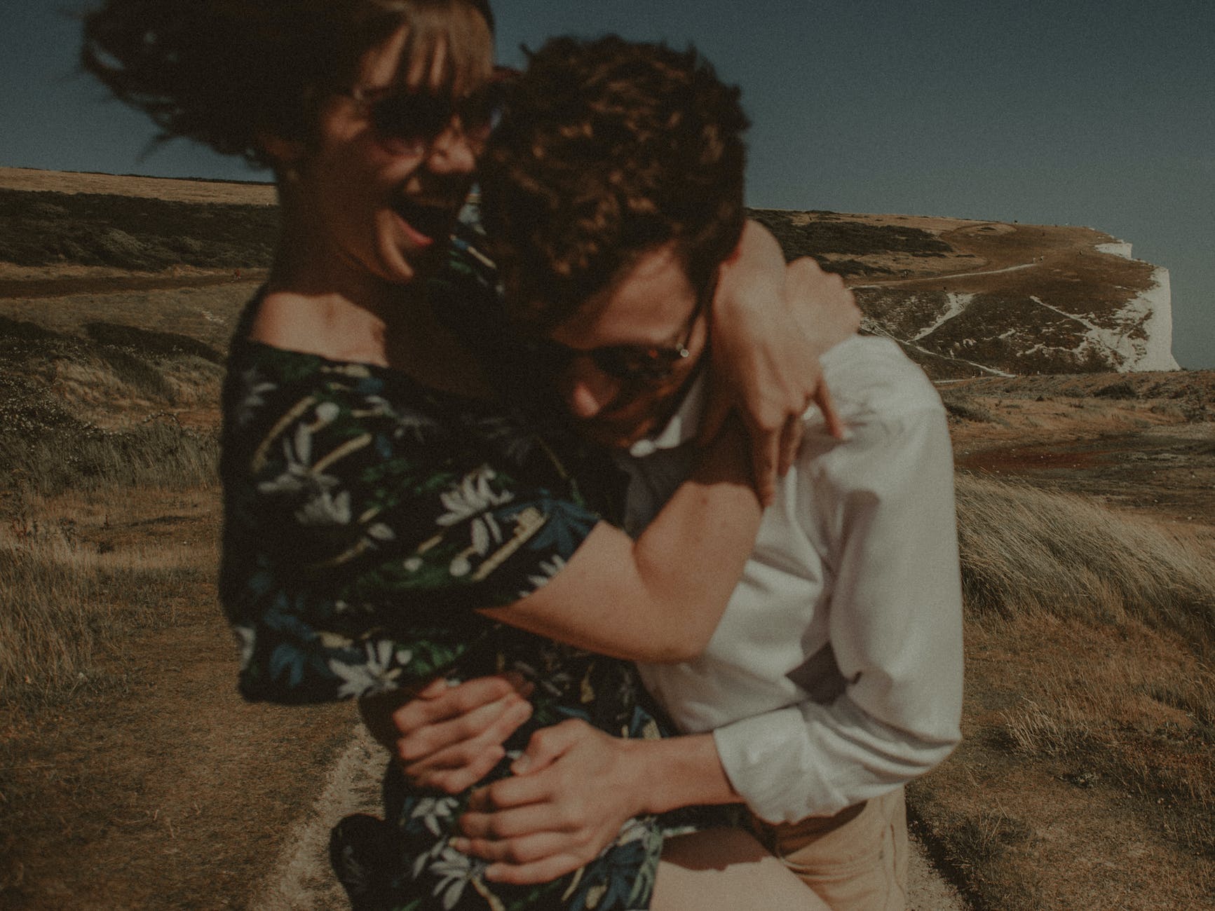 S tobom sam izgubila samo iluziju, Tko te prepozna - prepoznao te je, selective focus photography of woman hugging man