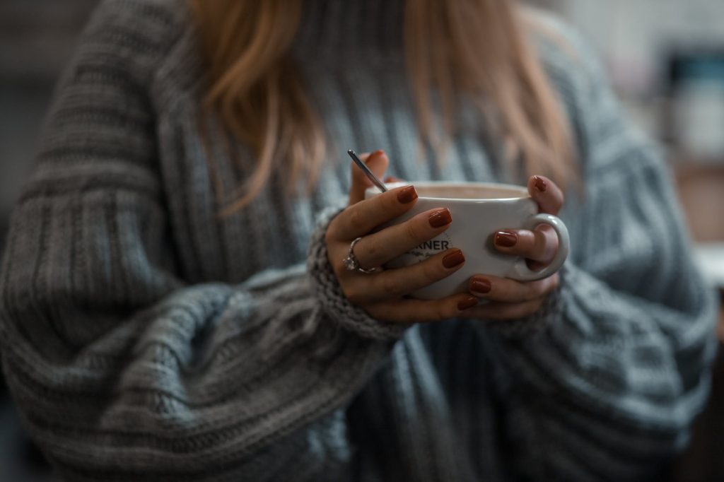 Zašto 2021. godina, ne bi bila najljepša godina u mom životu , coffee, woman in gray sweater holding white ceramic mug