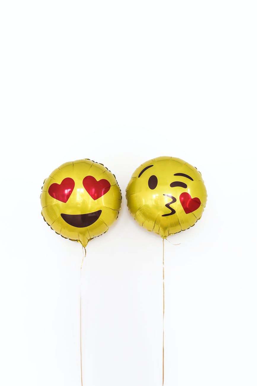 pair of yellow foil balloons with smiley face, Flert bez šećera