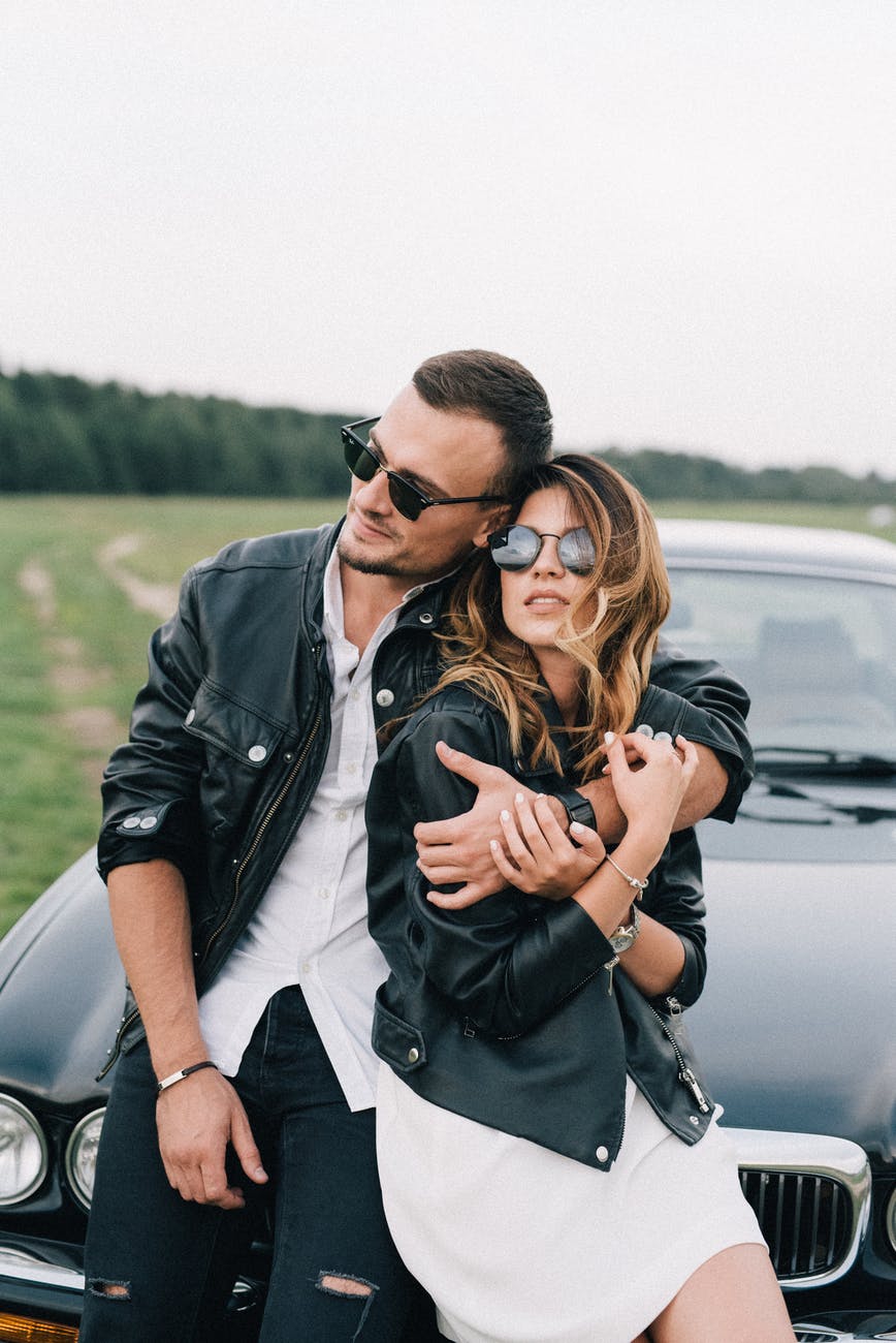 Ljubav u bolesti?

stylish couple in sunglasses embracing near luxury car in countryside