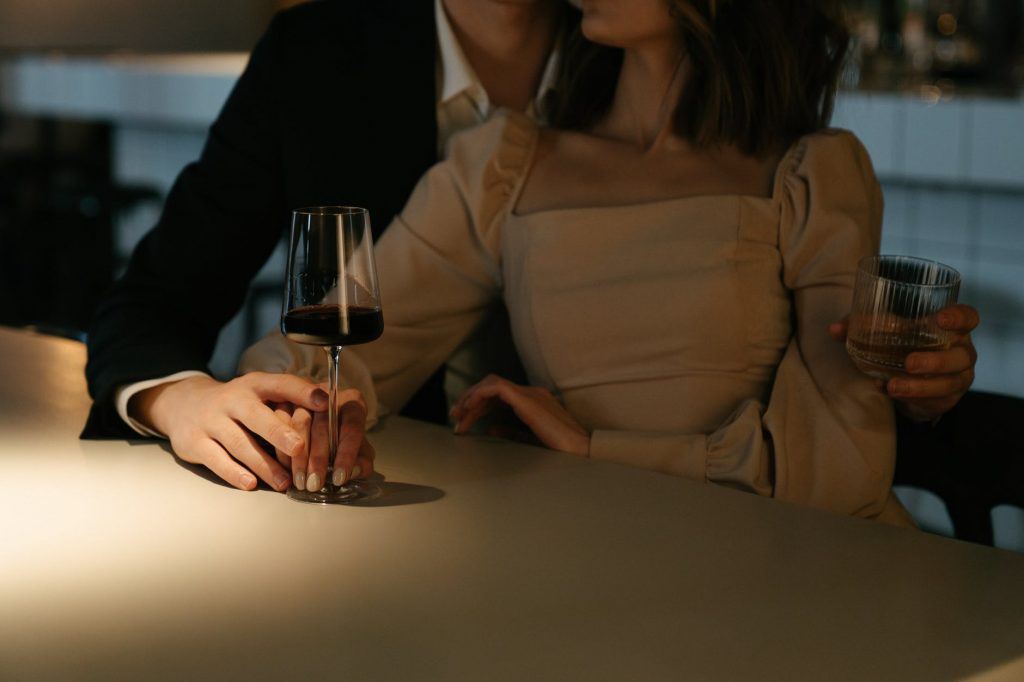 Flert bez šećera, woman in beige long sleeve shirt holding wine glass