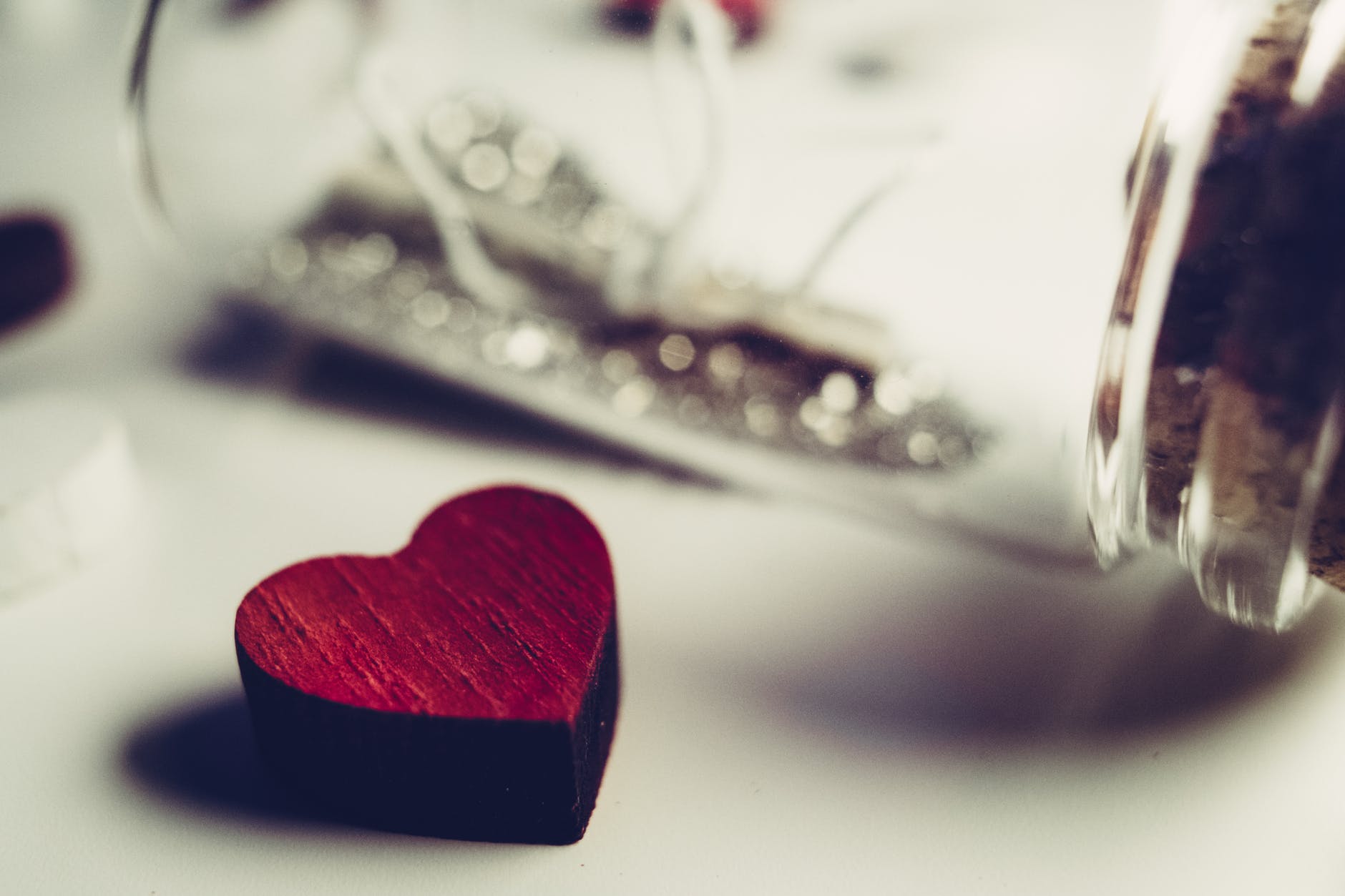 Ne boli te tuđa grubost, nego tvoja nemoć, red heart case focus photography