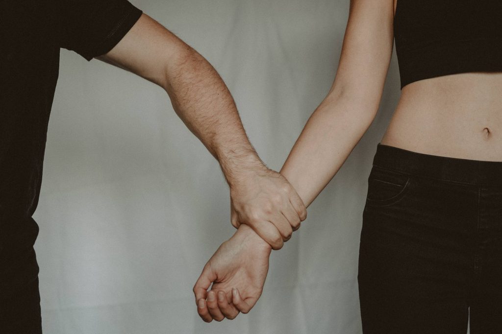 Prošlost, crop man grasping hand of woman