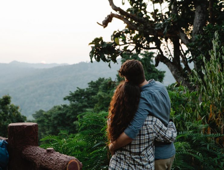 Jeste li među sretnicima, Kako izgleda zrela ljubav, anonymous romantic couple cuddling and enjoying mountain view in nature