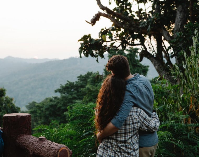 Jeste li među sretnicima, Kako izgleda zrela ljubav, anonymous romantic couple cuddling and enjoying mountain view in nature