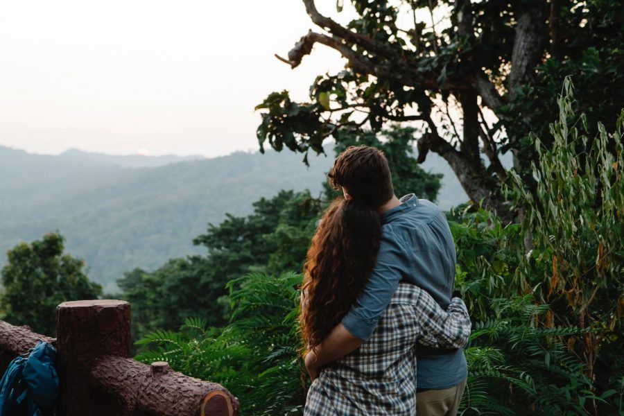 Jeste li među sretnicima, Kako izgleda zrela ljubav, anonymous romantic couple cuddling and enjoying mountain view in nature